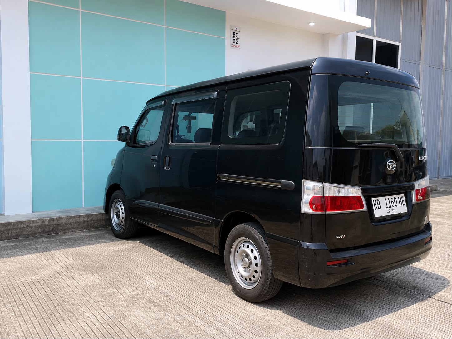 Foto Armada Pengiriman Mobil Luxio Hitam